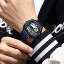 Relógio masculino esportivo POEDAGAR LED com visor digital de duplo fuso horário, data e dia da semana, formato quadrado, pulseira de silicone e mecanismo de quartzo.